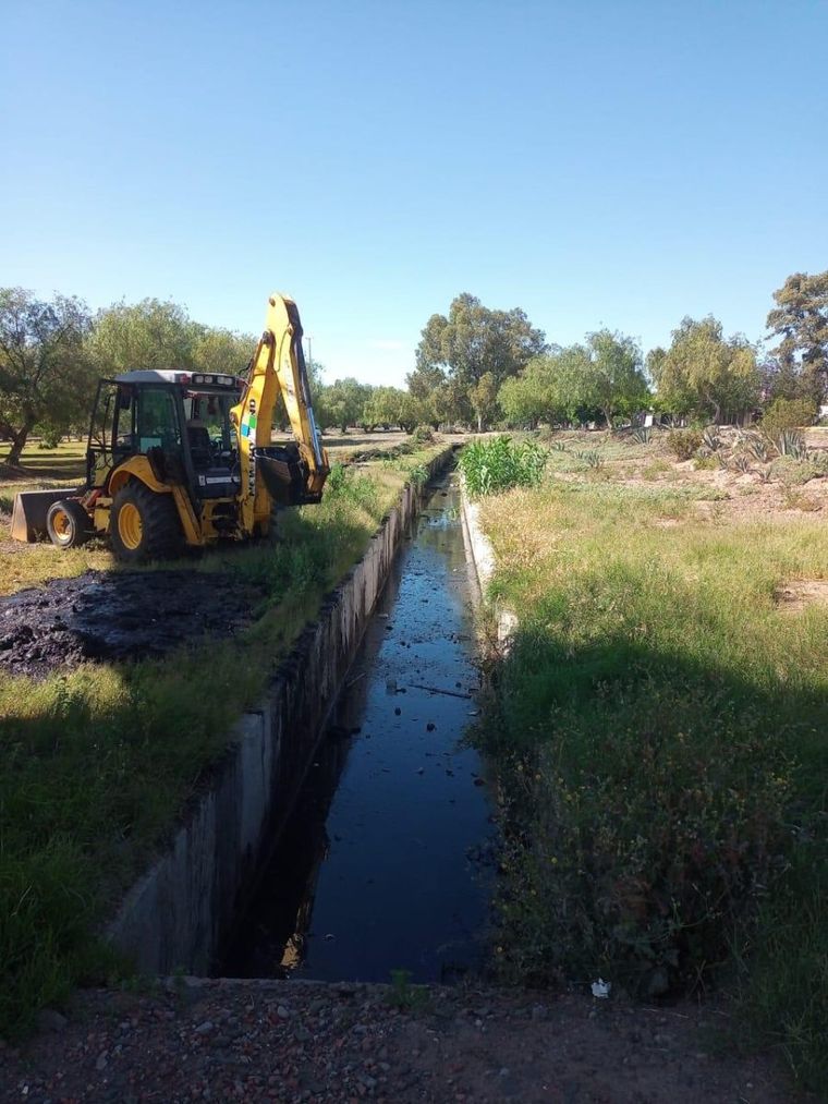 La basura no deja circular el agua. La basura no deja circular el agua.