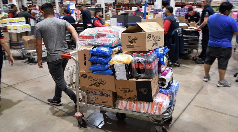 Los ciudadanos aprovechan a comprar mercadería, antes de que los precios se disparen aún más de lo que están Foto: ALF PONCE MERCADO / MDZ