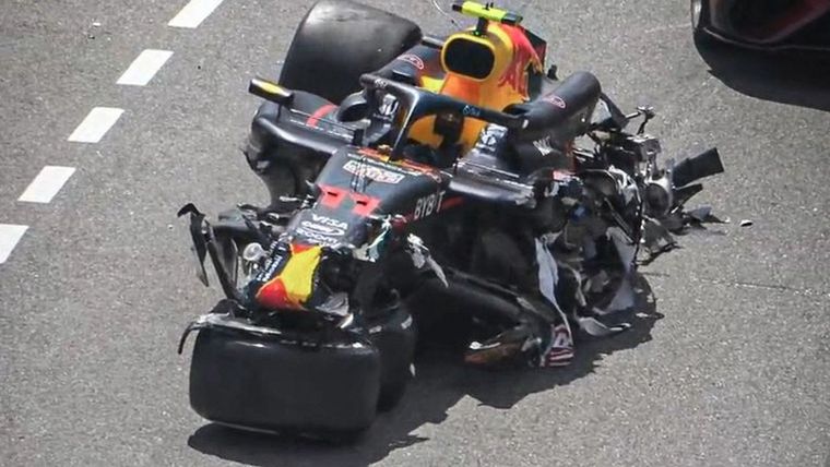 Así quedó el Red Bull de Checo. La imagen, asusta. Foto: Captura Video