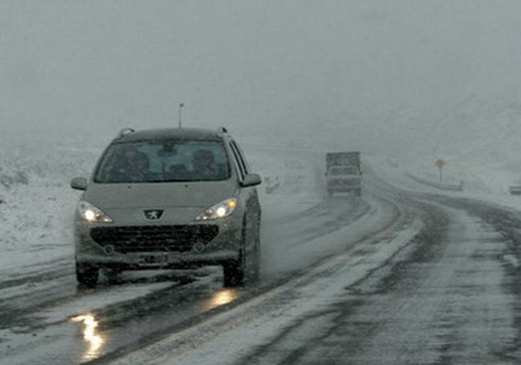 La nieve que vuela sobre la Ruta 7 se congelaba esta tarde noche. Foto: Archivo