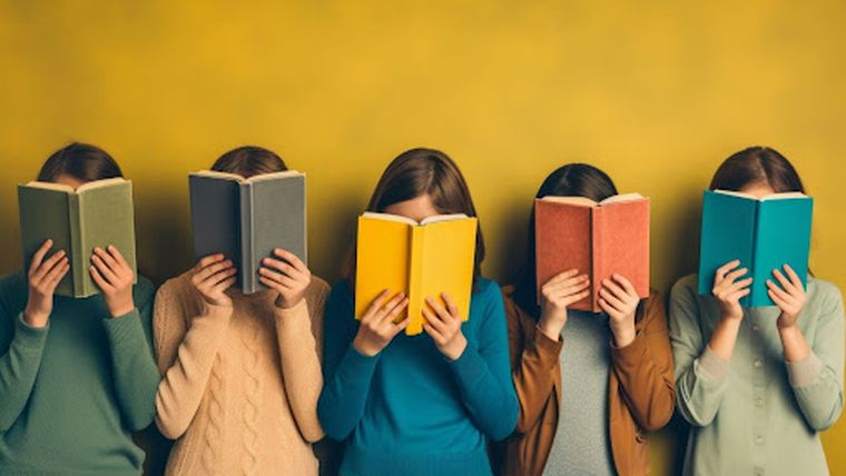 En los hogares, las familias también pueden incentivar a sus hijos a leer un libro.