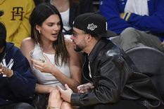 Pillan a Bad Bunny y Kendall Jenner en una cita de baloncesto Kendall Jenner y Bad Bunny se muestran cada vez más juntos. Foto: Getty Images