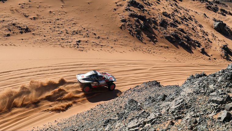 El Audi del sueco en acción. Foto: @dakar