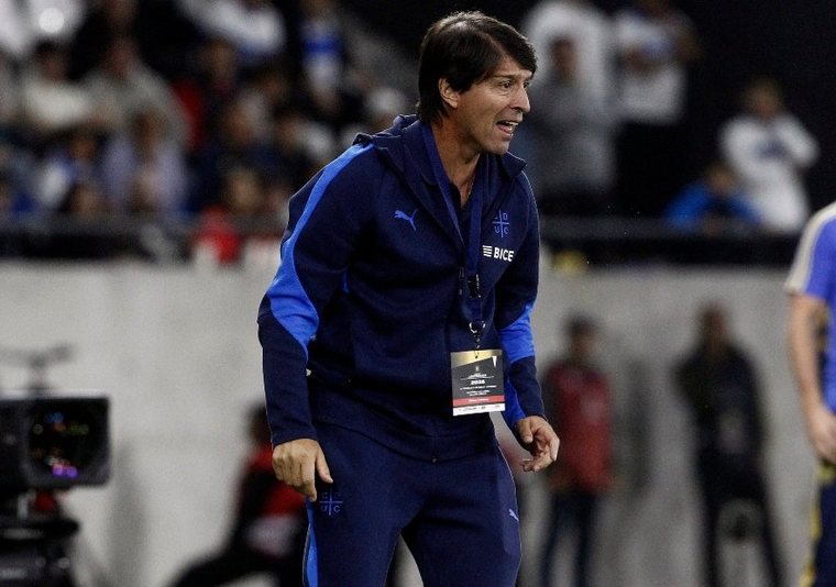 Dani Garnero, DT de la Universidad Católica, fue irónico y cuidadoso al hablar del arbitraje de Gustavo Tejera. Dani Garnero, DT de la Universidad Católica, fue irónico y cuidadoso al hablar del arbitraje de Gustavo Tejera.