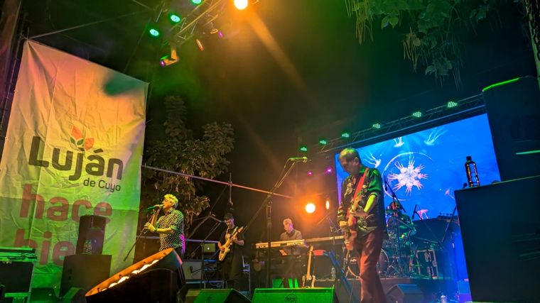 Virus inundó la Plaza de Chacras con sus temas más cantados y bailados por muchos. Foto: Valentina Buttini.