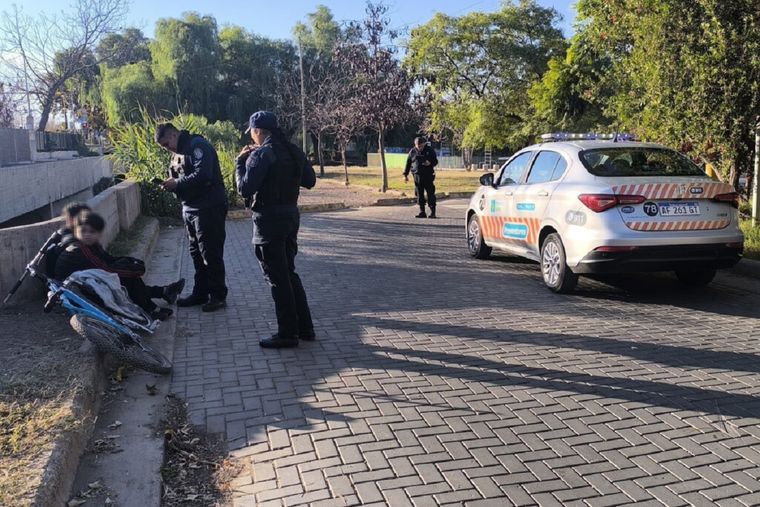 El ladrón arrojó a una de las víctimas a un canal y le fracturó un codo 