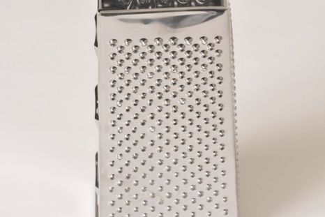 Esta es la forma correcta de limpiar el rallador de cocina