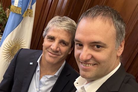 Manuel Adorni y Luis Caputo. Manuel Adorni y Luis Caputo.