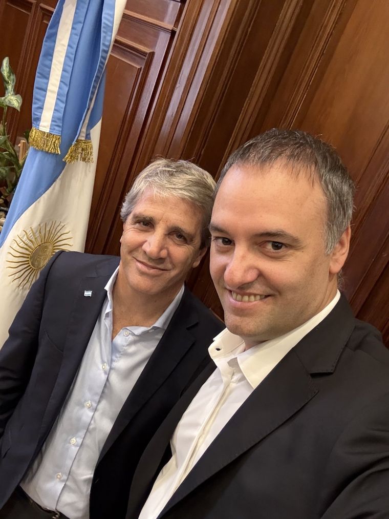 Manuel Adorni y Luis Caputo Foto: Ministerio de Economía