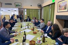 polemica por  la foto antiprotocolo de alberto fernandez y evo morales