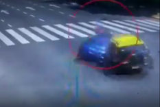 El momento del encontronazo entre los autos El momento del encontronazo entre los autos