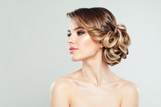 Con las elecciones adecuadas, es posible lucir elegante y soportar el calor sin sacrificar estilo en ninguna celebración de diciembre.