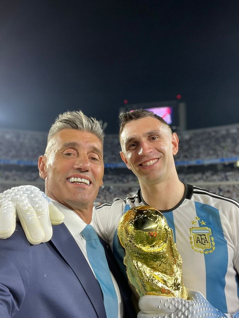 Dos arqueros bicampeones de Copa América, con la Copa del Mundo. Foto: OKGoyco90