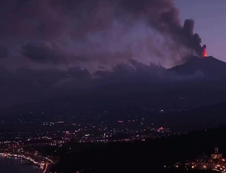 Los volcanes Etna y Estrómboli, dos de los más grandes de Italia, entraron en erupción tras mucho tiempo de inactividad. Foto: Captura de pantalla