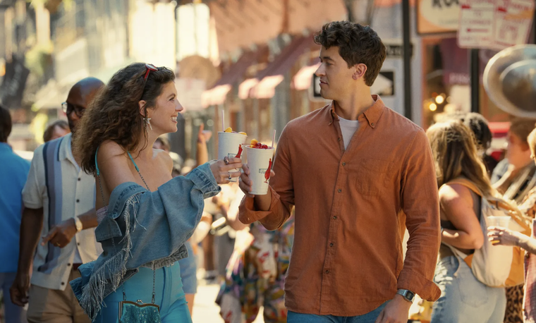 Netflix estrenó Gente que conocemos en vacaciones, basada en el libro de Emily Henry.