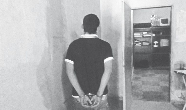 El hombre tomó a su hija del cuello con intenciones de estrangularla