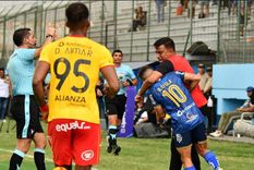 El gol de Farías a Loyola. Fue sancionado por 14 meses. Foto: Gentileza Extra