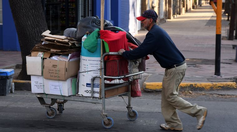 Cada vez más personas viven en situación de indigencia y pobreza. Foto: ALF PONCE MERCADO / MDZ