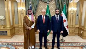 El norteamericano, junto al príncipe heredero saudí, Mohamed bin Salmán, y el presidente de Siria, Ahmed al-Sharaa. Foto: Televisión estatal de ArabiaSaudí.