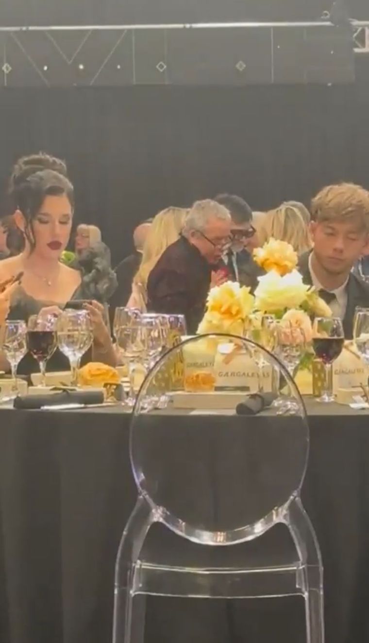 La expareja en una misma mesa. Créditos: X La expareja en una misma mesa. Créditos: X