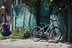 El menor jugaba justo donde se encuentra la bicicleta cuando fue víctima de un disparo Foto: Rodrigo DAngelo / MDZ El menor jugaba justo donde se encuentra la bicicleta cuando fue víctima de un disparo Foto: Rodrigo DAngelo / MDZ