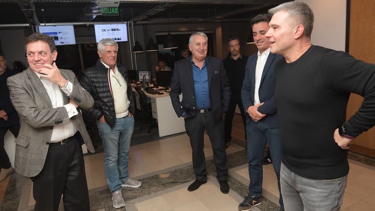 Ariel Robert, Claudio Burgos, Eduardo Carbini, Marcos Calvente y Diego Costarelli dialogan distendidamente en la nueva redacción de MDZ. Ariel Robert, Claudio Burgos, Eduardo Carbini, Marcos Calvente y Diego Costarelli dialogan distendidamente en la nueva redacción de MDZ.