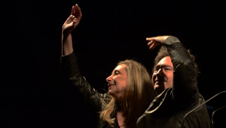 Karina Milei junto a su hermano, tras ganar las elecciones presidenciales. Foto: Juan Mateo Aberastain Zubimendi / MDZ.