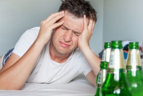 Solemos beber porque en dosis bajas el alcohol es un euforizante. Pero cuando tomas mucho, el líquido reduce tu actividad cerebral, ralentiza tu ritmo cardiaco y en algunos casos puede ocasionar la muerte.