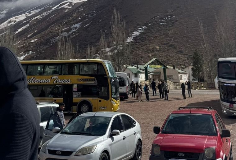Vehículos particulares, de carga y de pasajeros tuvieron que detener su viaje en Puente del Inca debido al cierre del Paso a Chile.