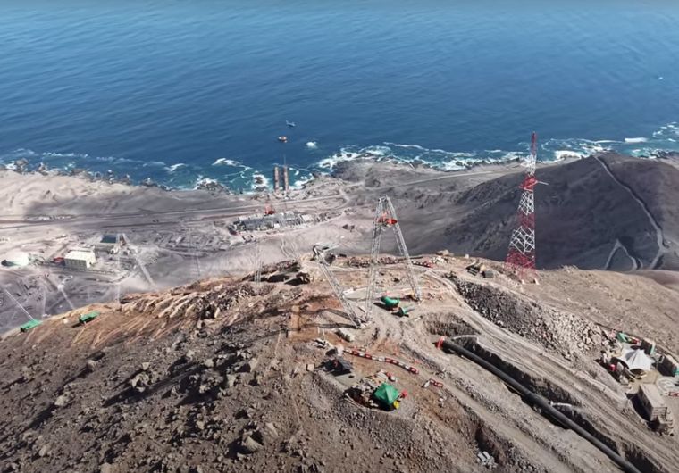 Techint construye una planta desalinizadora para abastecer la minería en Chile.