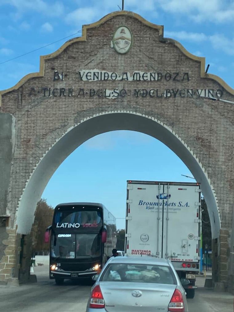 Arco del Desaguadero. Ingreso a Mendoza en el límite con San Luis Arco del Desaguadero. Ingreso a Mendoza en el límite con San Luis