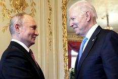 Putin y Biden, se miran. Foto: TheIndependent.