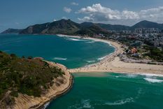Casas coloridas, olas suaves y bares frente al mar crean un pueblo bohemio único en Barra da Lagoa, Florianópolis.
