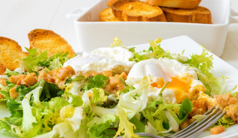 Salade lyonnaise: ingredientes, preparación y consejos Foto: Shutterstock