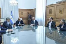 Guillermo Francos y Luis Caputo junto a representantes de Gol. Foto: Jefatura ed Gabinete