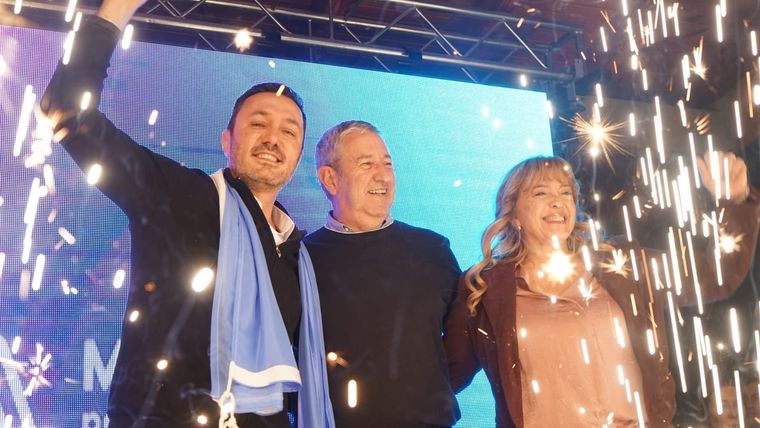 Cobos celebra el resultado de Luis Petri. Foto: Twitter Julio Cobos