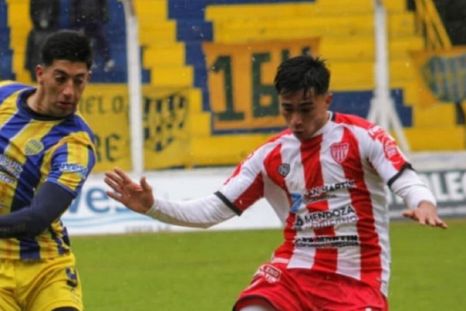 El Atlético San Martín cayó en San Luis ante Juventud Unida Universitario y perdió la oportunidad de recuperar la cima de las posiciones en el Federal A. El Atlético San Martín cayó en San Luis ante Juventud Unida Universitario y perdió la oportunidad de recuperar la cima de las posiciones en el Federal A.