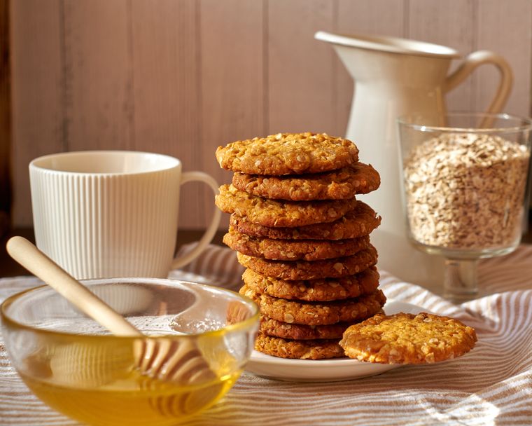 Receta simple y rápida para preparar galletas de avena y miel: crujientes y nutritivas.