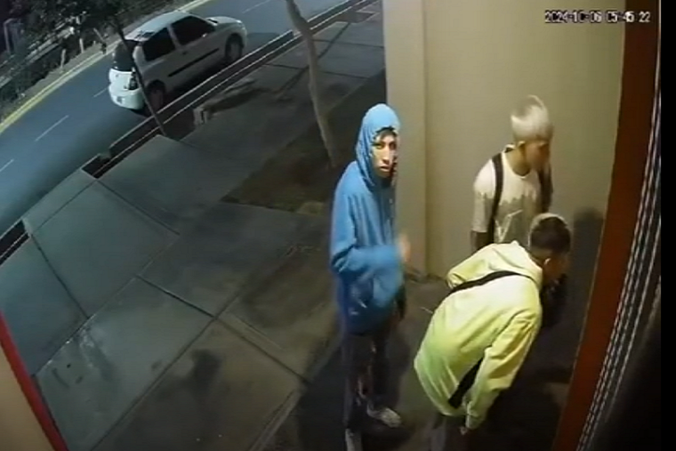 El momento en el que los sujetos lograr forzar una puerta de ingreso. Foto: captura de video