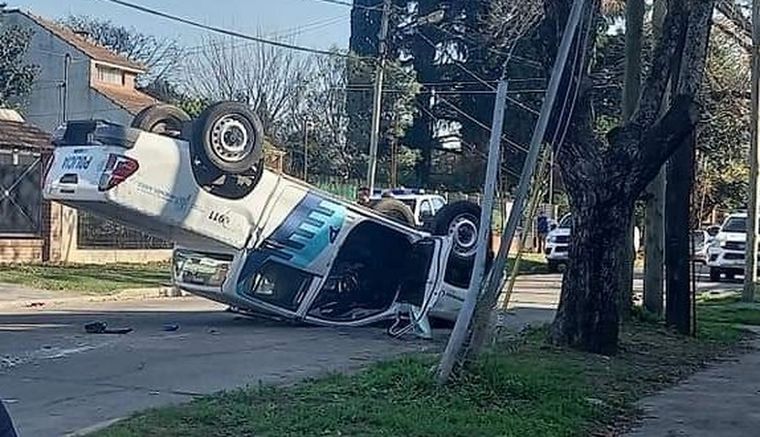 Así quedó el patrullero. Foto @DataConurbano