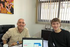 Valentino Antonio, uno de los fundadores de Qaizen, junto al directivo de un colegio que se sumó a la implementación de su plataforma. Foto: Redes sociales