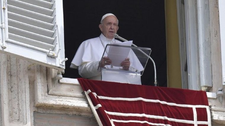 El Papa Francisco hablando a la feligresía que puebla la Plaza San Pedro. Foto: Vatican News