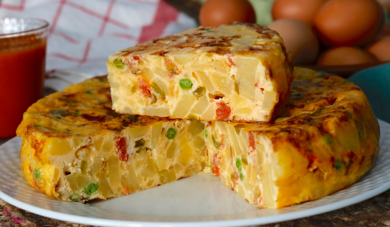 En muchas regiones del norte, esta receta se preparaba antiguamente para alimentar a los trabajadores del campo, ya que era energ&eacute;tica, f&aacute;cil de transportar y perfecta para comer fr&iacute;a o caliente.