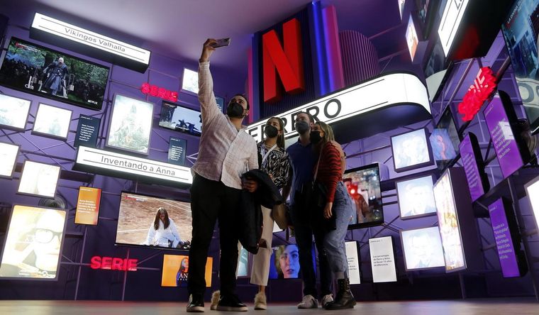 Usuarios de Netflix Netflix ya no apuesta al amor y restringe el acceso a los usuarios. Foto: Efe.