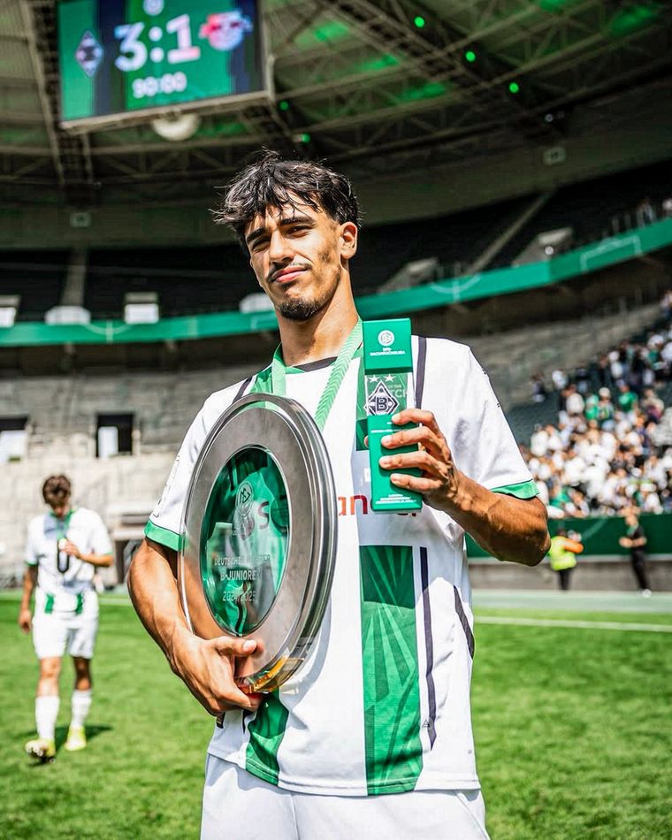 Viene de ser campeón y MVP de la Bundesliga Sub 17, y jugó en Alemania Sub 17. Viene de ser campeón y MVP de la Bundesliga Sub 17, y jugó en Alemania Sub 17.