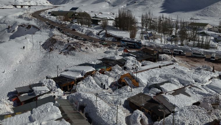 Mendoza atraviesa un fuerte temporal con intensas nevadas en cordillera. Mendoza atraviesa un fuerte temporal con intensas nevadas en cordillera.