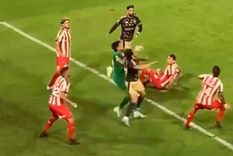 El gol anulado a Cavani por carga al arquero de Barracas generó una gran polémica. Foto: Captura @davidgangaf