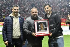 La dirigencia del Bicho distinguió a Leandro Paredes, campeón del mundo y flamante refuerzo de Boca, que luego se ubicó en uno de los palcos del Diego Armando Maradona. La dirigencia del Bicho distinguió a Leandro Paredes, campeón del mundo y flamante refuerzo de Boca, que luego se ubicó en uno de los palcos del Diego Armando Maradona.