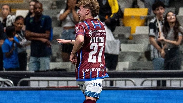 Santino Andino festeja su golazo que le dio el 1-0 a Godoy Cruz frente a Mineiro en Brasil.