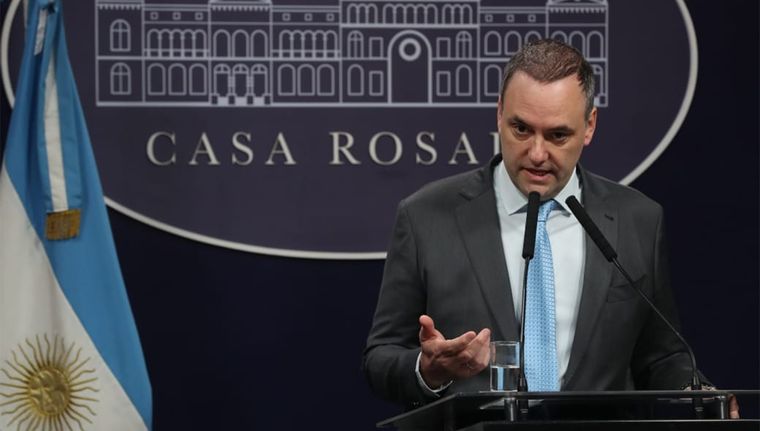 El vocero Adorni amenazó con privatizar la empresa y con despedir a quienes se sumen a la huelga. Foto: Presidencia